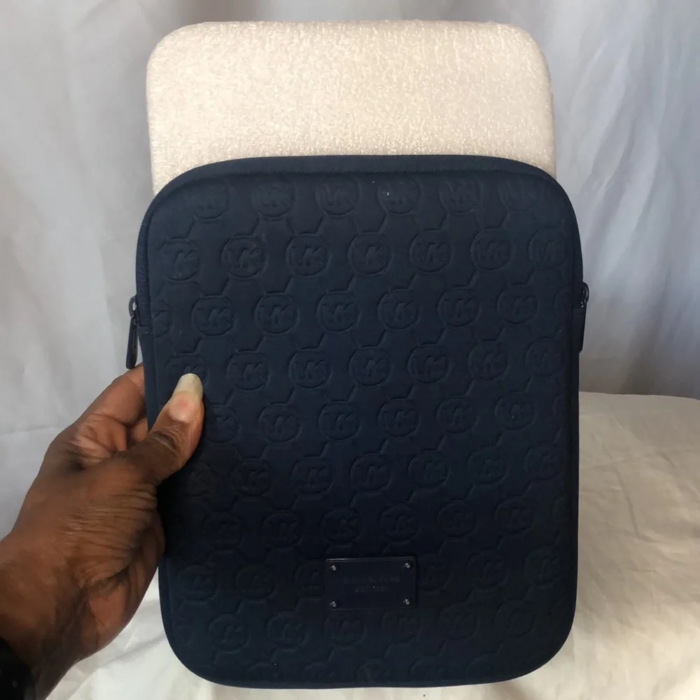 MICHAEL KORS Blue tablet case.